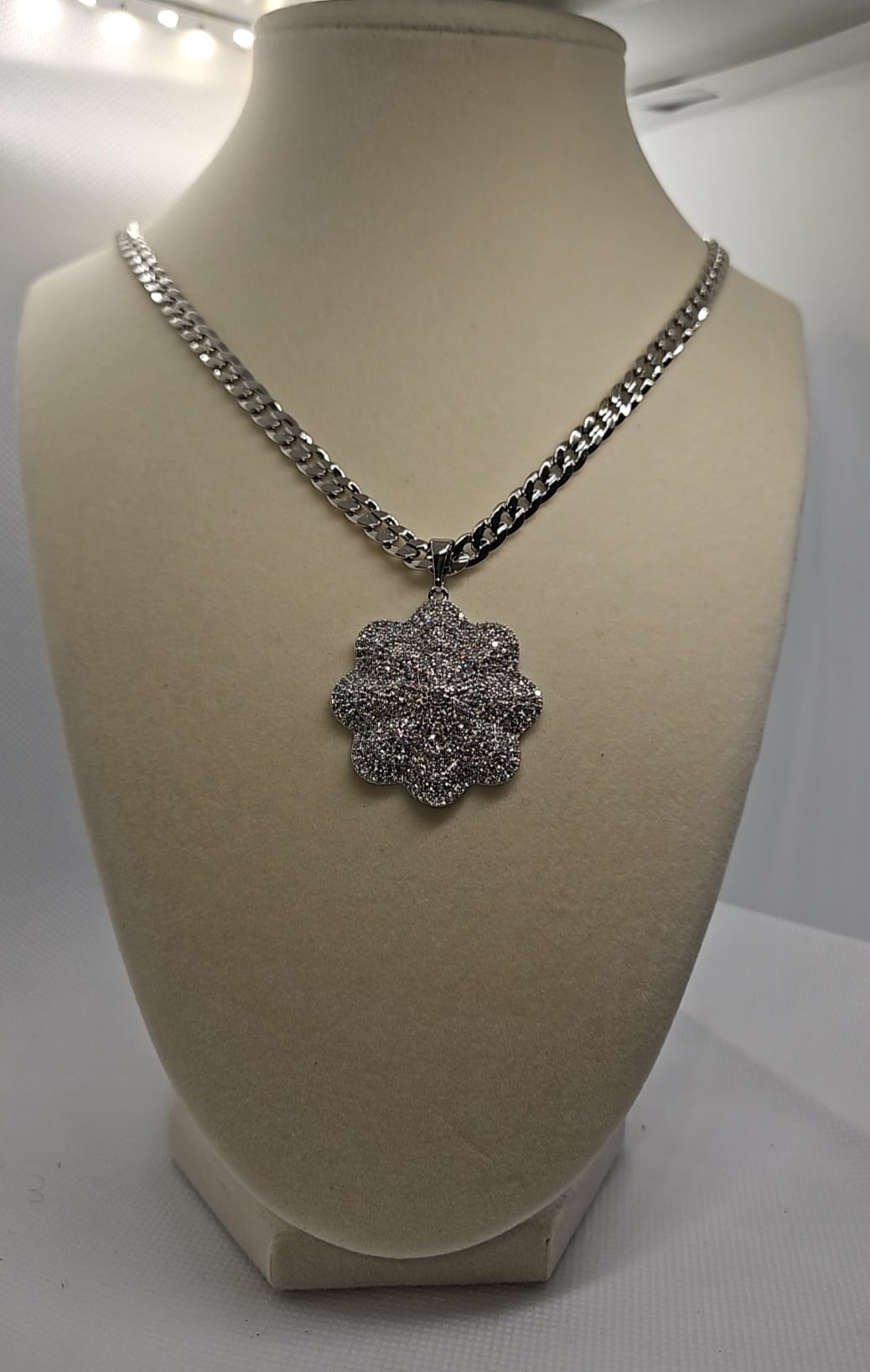 Beautiful Necklace With Pendant Flower