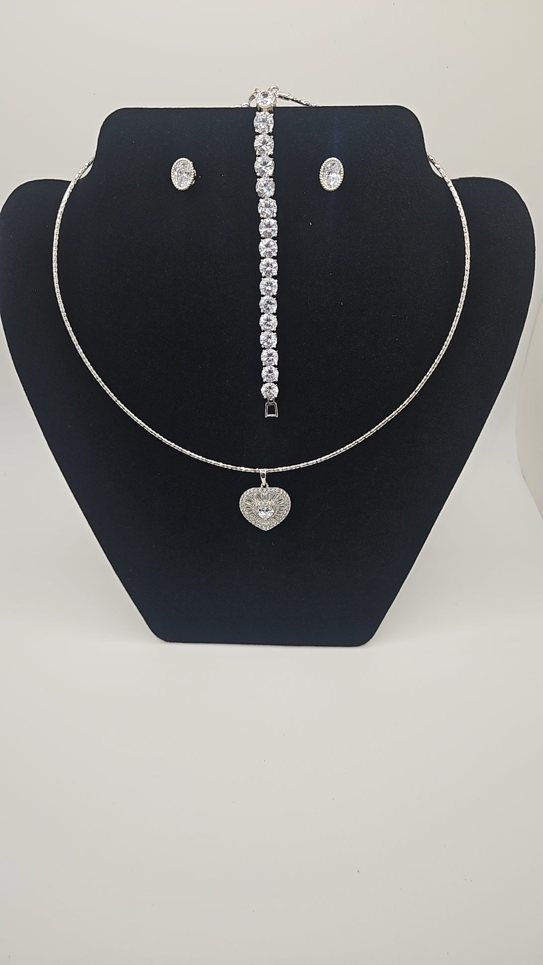 Silver plated choker sets with heart pendant